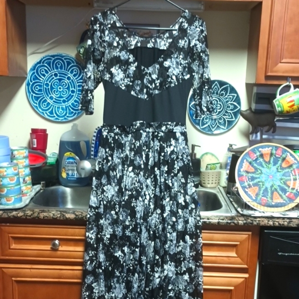 A New Revolution Beautiful Dress Elegant Black and White Floral Dress Size M/L
